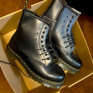 Doc Martens zip up the side. Size 41, women’s 9